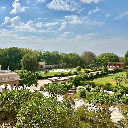 Umaid Palace - A Lakeside Heritage Palace Resort Near Jaipur Close To Bhangarh & Chand Baori Stepwell Abhaneri Dubbī Buitenkant foto