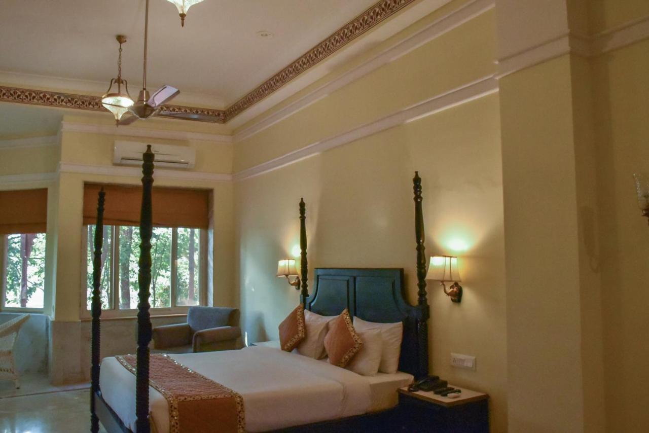 Umaid Palace - A Lakeside Heritage Palace Resort Near Jaipur Close To Bhangarh & Chand Baori Stepwell Abhaneri Dubbī Buitenkant foto