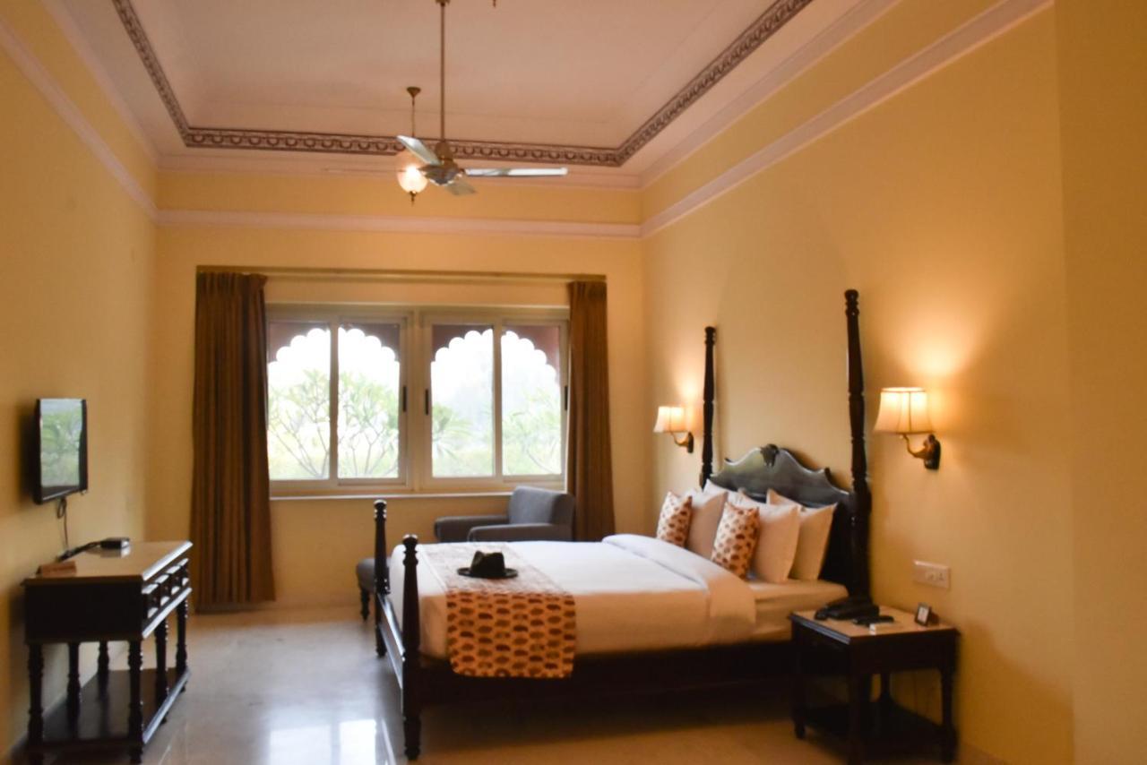 Umaid Palace - A Lakeside Heritage Palace Resort Near Jaipur Close To Bhangarh & Chand Baori Stepwell Abhaneri Dubbī Buitenkant foto