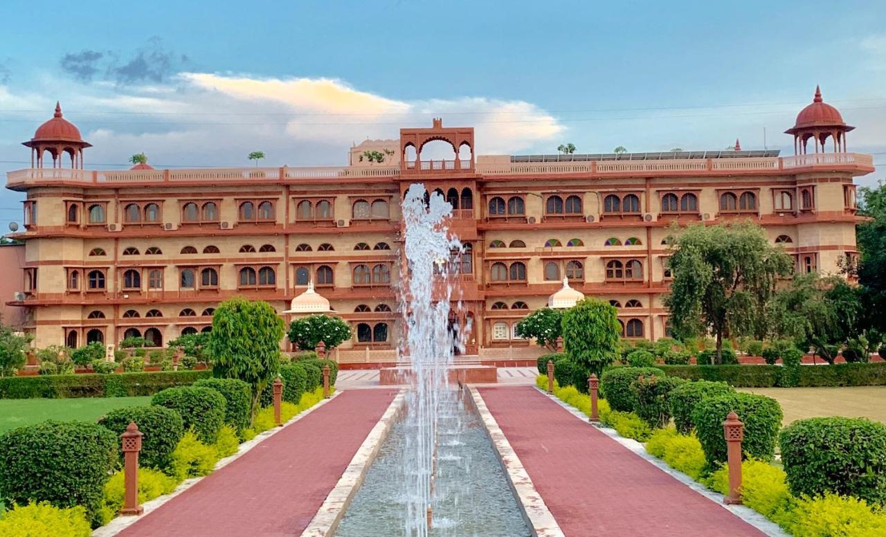 Umaid Palace - A Lakeside Heritage Palace Resort Near Jaipur Close To Bhangarh & Chand Baori Stepwell Abhaneri Dubbī Buitenkant foto