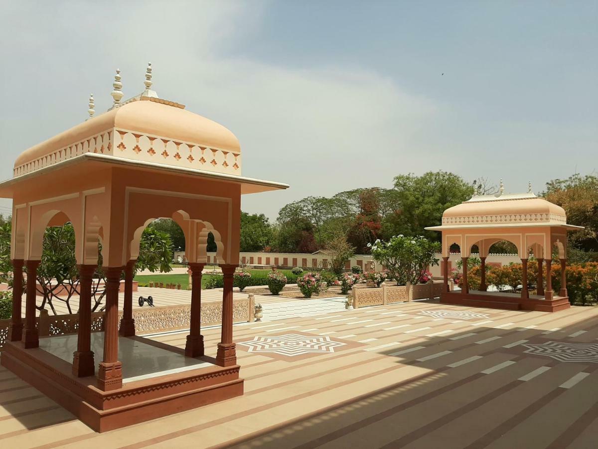 Umaid Palace - A Lakeside Heritage Palace Resort Near Jaipur Close To Bhangarh & Chand Baori Stepwell Abhaneri Dubbī Buitenkant foto