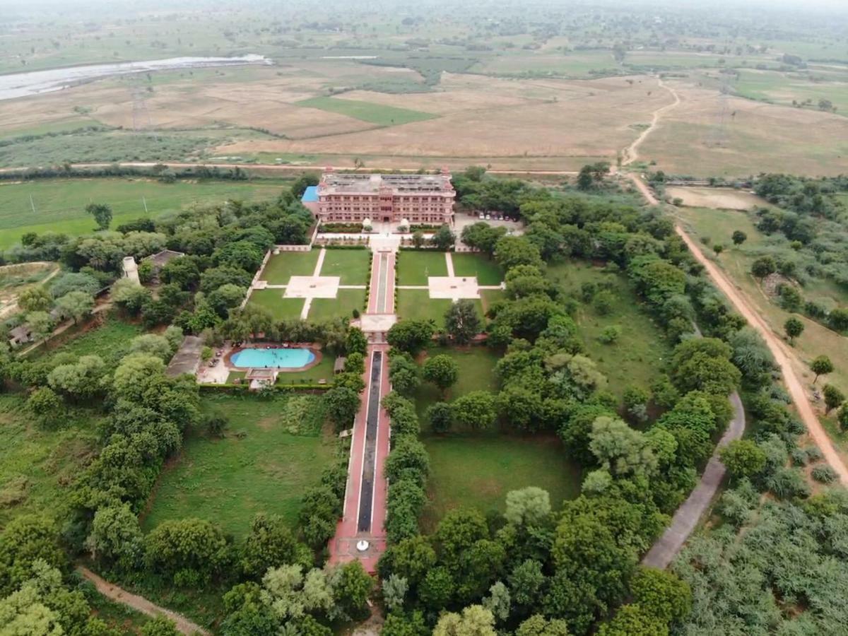 Umaid Palace - A Lakeside Heritage Palace Resort Near Jaipur Close To Bhangarh & Chand Baori Stepwell Abhaneri Dubbī Buitenkant foto