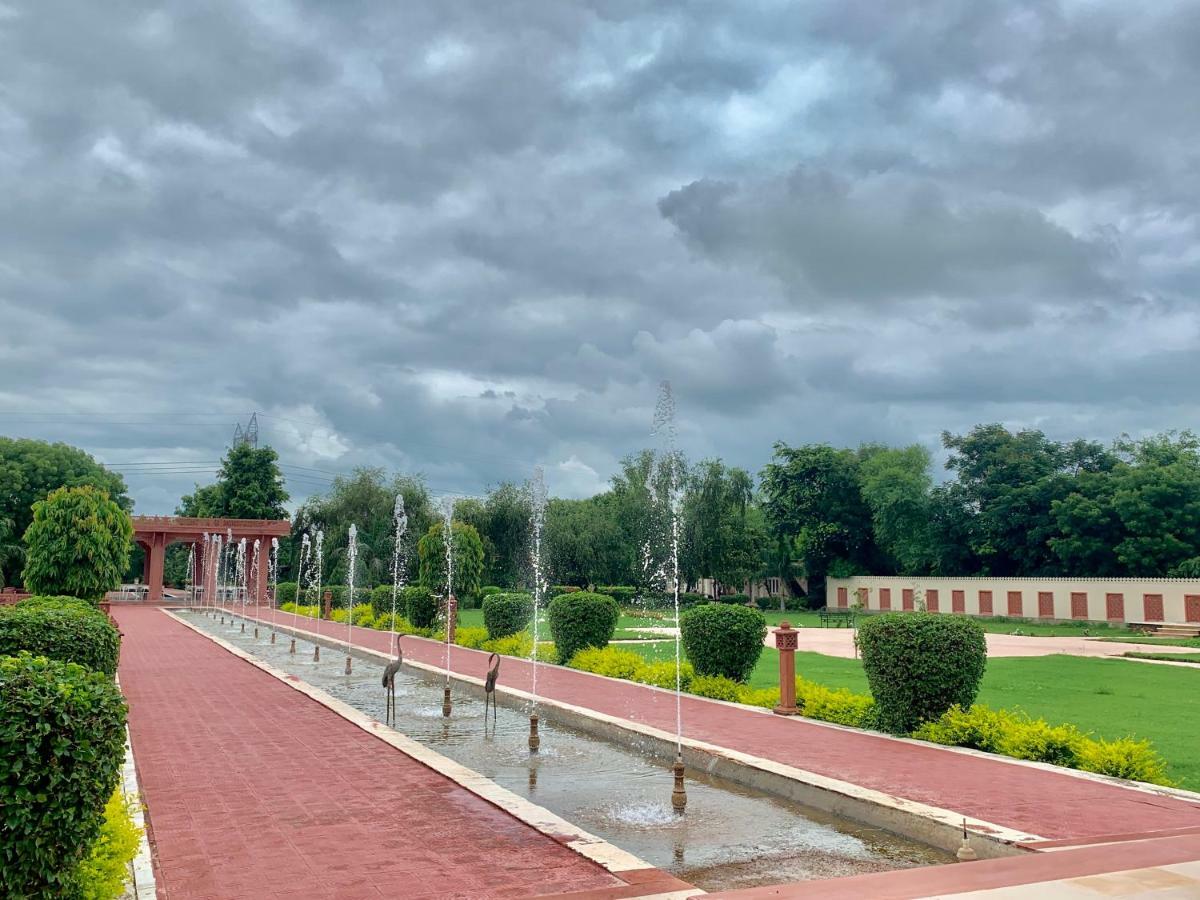 Umaid Palace - A Lakeside Heritage Palace Resort Near Jaipur Close To Bhangarh & Chand Baori Stepwell Abhaneri Dubbī Buitenkant foto
